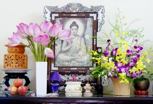 Những loại hoa nên cắm trên bàn thờ và không nên cắm trên bàn thờ tổ tiên sẽ làm gia đình  không gặp được vận may trong năm